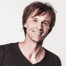 Marcelo Bonfá, do Legião Urbana, faz 60 anos: veja músicas mais tocada