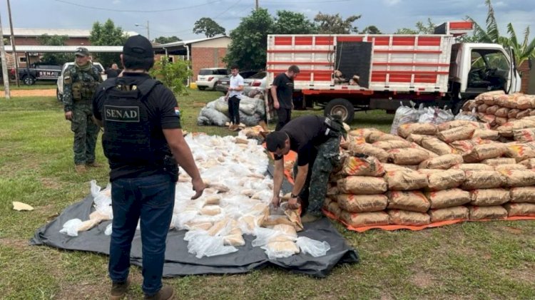 Parceria entre policiais do Brasil e Paraguai resulta em apreensão de maconha escondida em saco de carvão